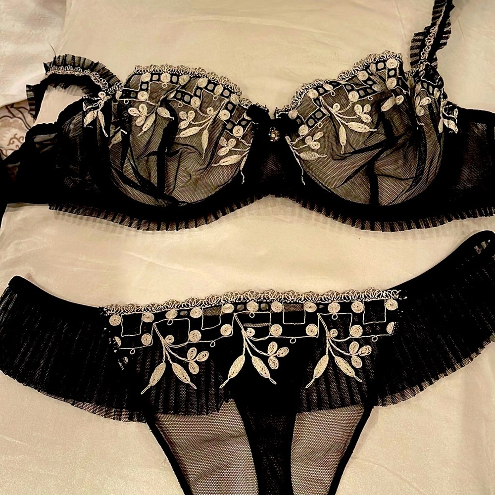 Simone Perele black lace bra and matching panty with cream embroidered detail💍